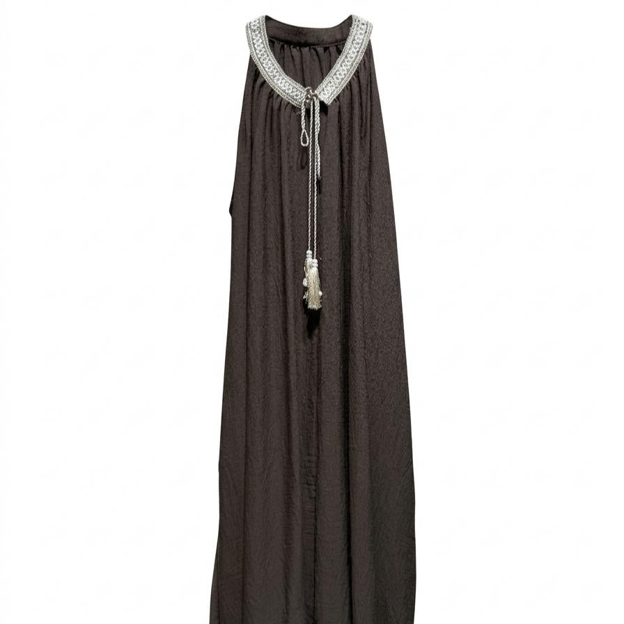 Vestido fluido con cuello halter decorado y detalle de lazo con borlas, corte amplio estilo boho elegante y tejido ligero ideal para verano