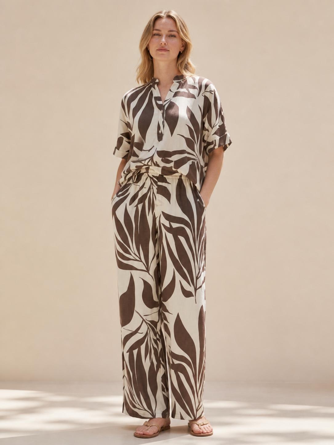 Conjunto de dos piezas fluido estampado de hojas tropicales con camisa de manga corta abotonada y pantalón largo de pernera amplia con cintura elástica