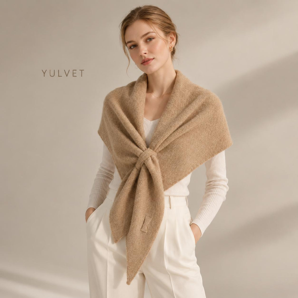 YULVET Chal Triangular para Mujer de 100% Poliéster con Abertura Pasante y Puntas Alargadas, Textura Suave y Caída Natural, Pañuelo Envolvente Versátil para Llevar como Bufanda o Estola