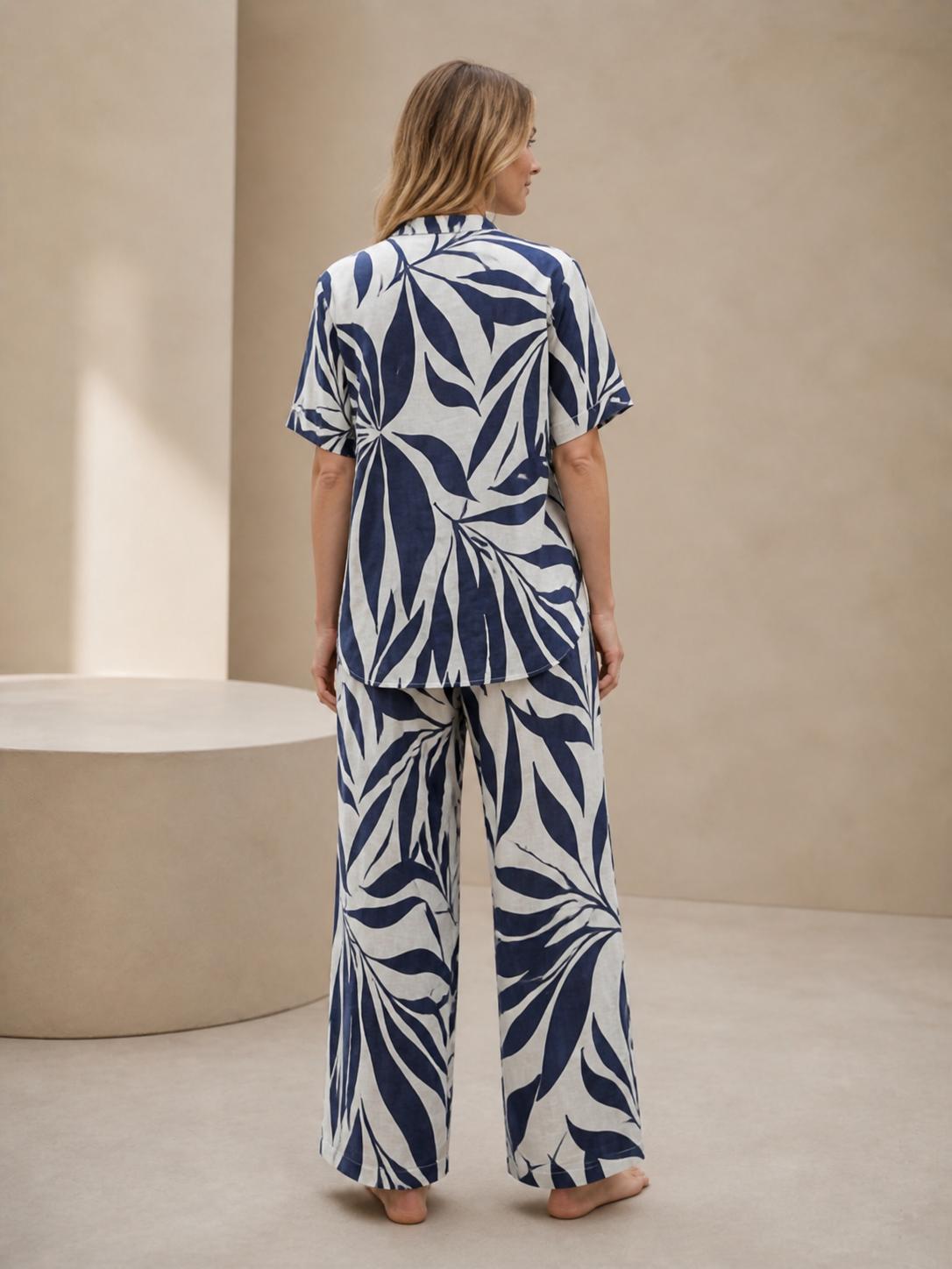 Conjunto de dos piezas fluido estampado de hojas tropicales con camisa de manga corta abotonada y pantalón largo de pernera amplia con cintura elástica