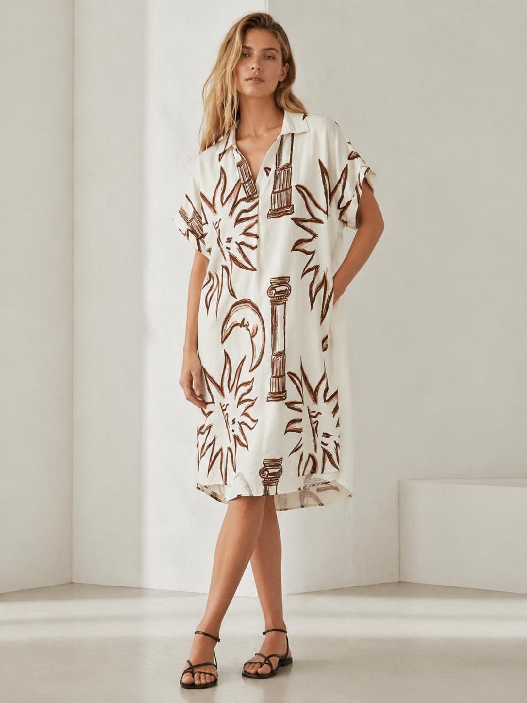 Vestido oversize estampado abstracto azul con cuello camisero y escote en V, manga corta amplia y bolsillos laterales, diseño fluido y elegante con tejido ligero y transpirable ideal para verano, look moderno y versátil perfecto para día a día