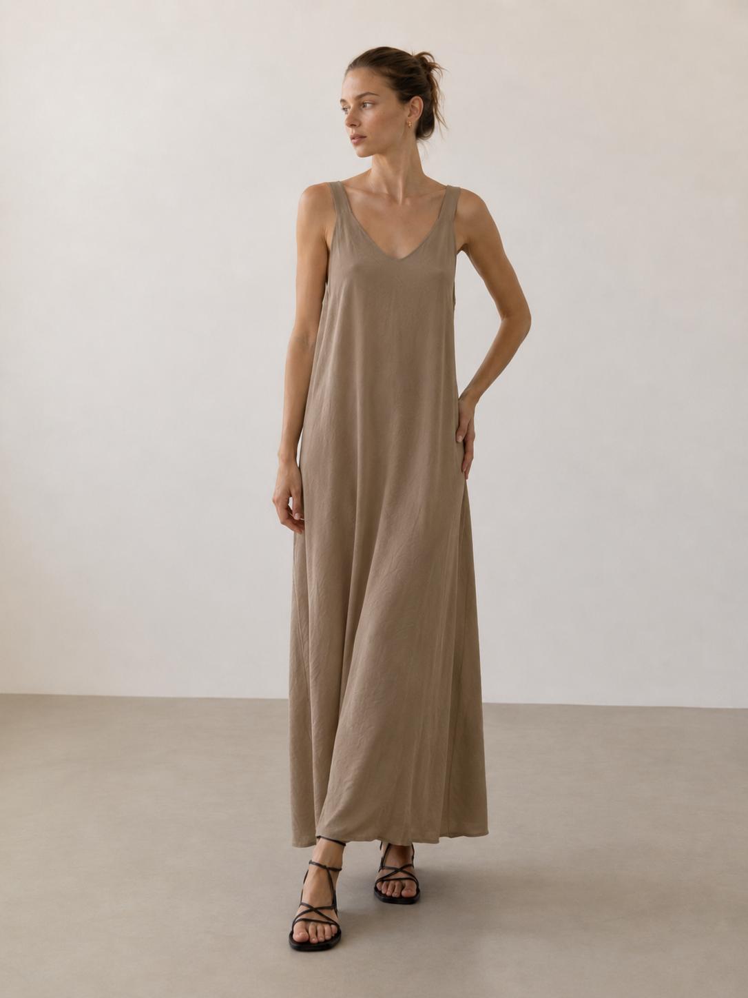 Vestido largo fluido YULVET de tirantes anchos con escote en pico y caída amplia efecto evasé
