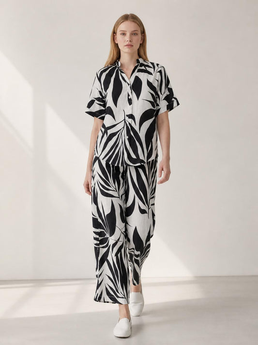 Conjunto de dos piezas fluido estampado de hojas tropicales con camisa de manga corta abotonada y pantalón largo de pernera amplia con cintura elástica