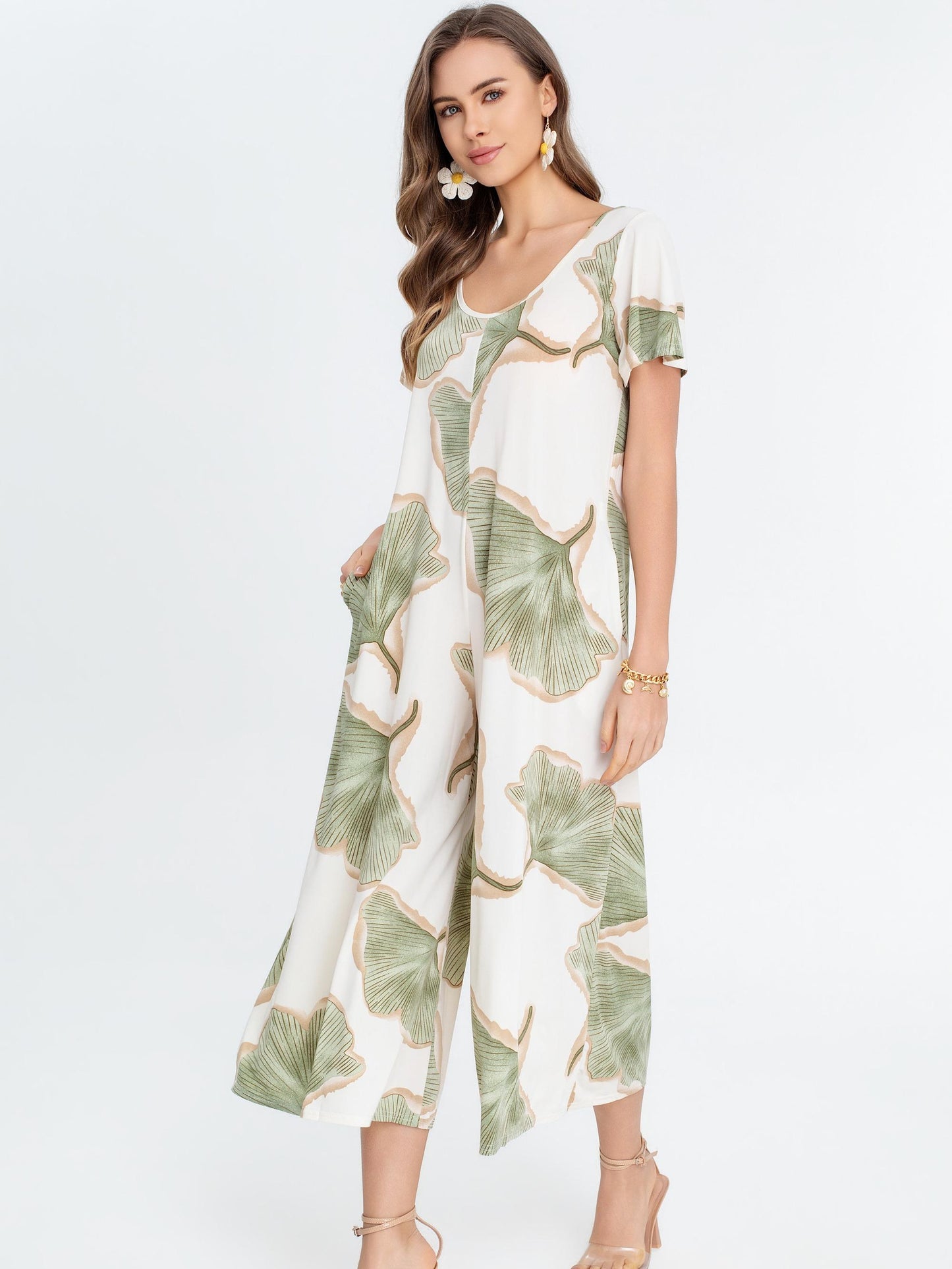 Mono largo fluido estampado con manga corta, escote redondo y pernera amplia estilo elegante con bolsillos laterales